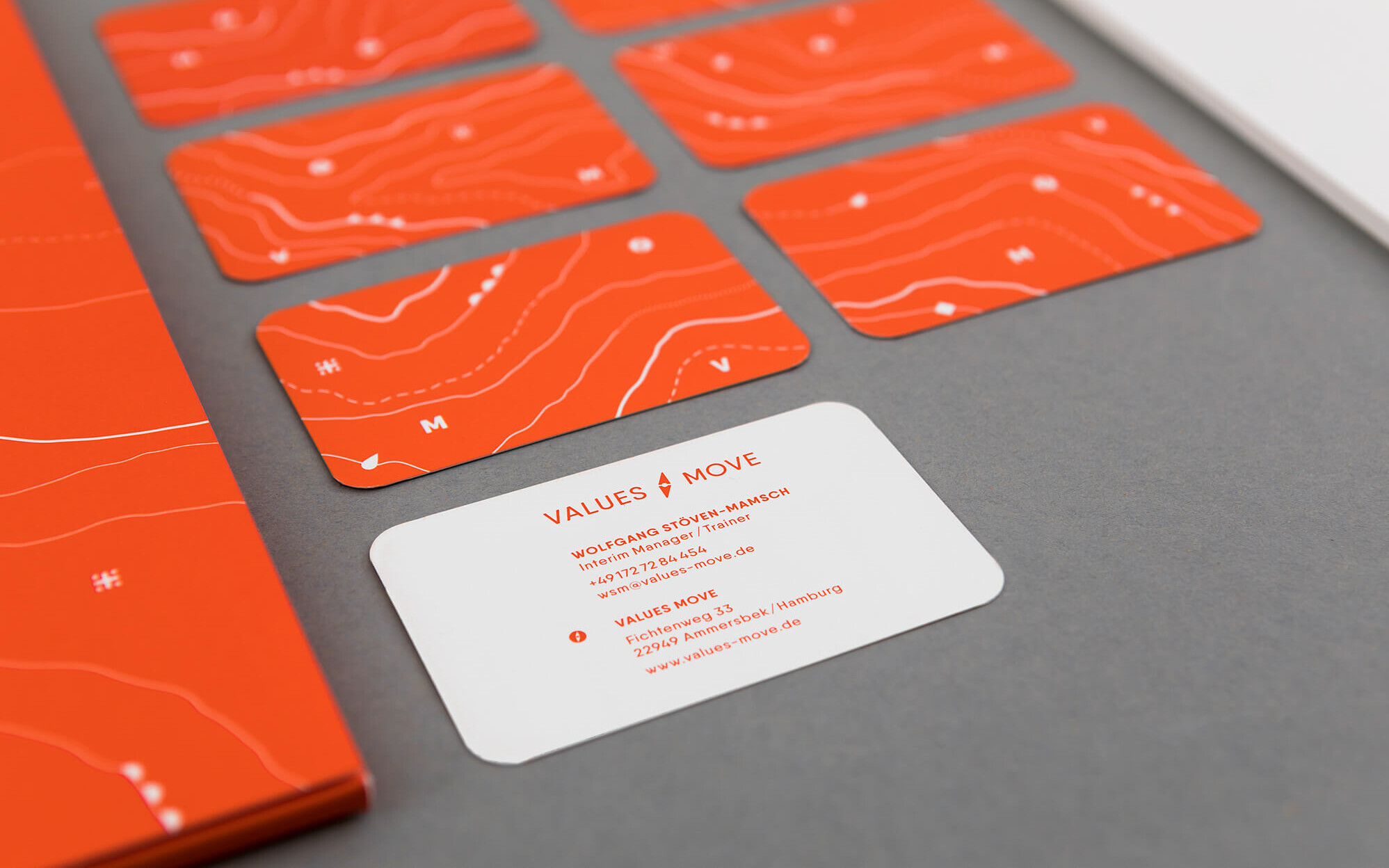 Visitenkarten im Values Move Corporate Design mit abgerundeten Ecken