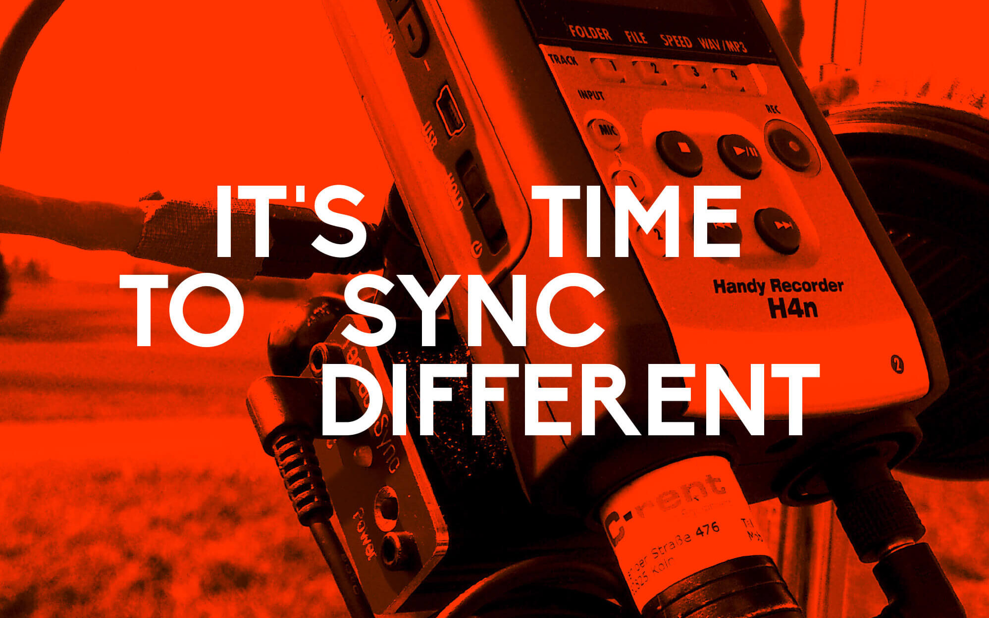 Detailaufnahme des Tentacle Sync an einem Audiorecorder, in Corporate Design-Farben und mit dem Claim „It's time to sync different“