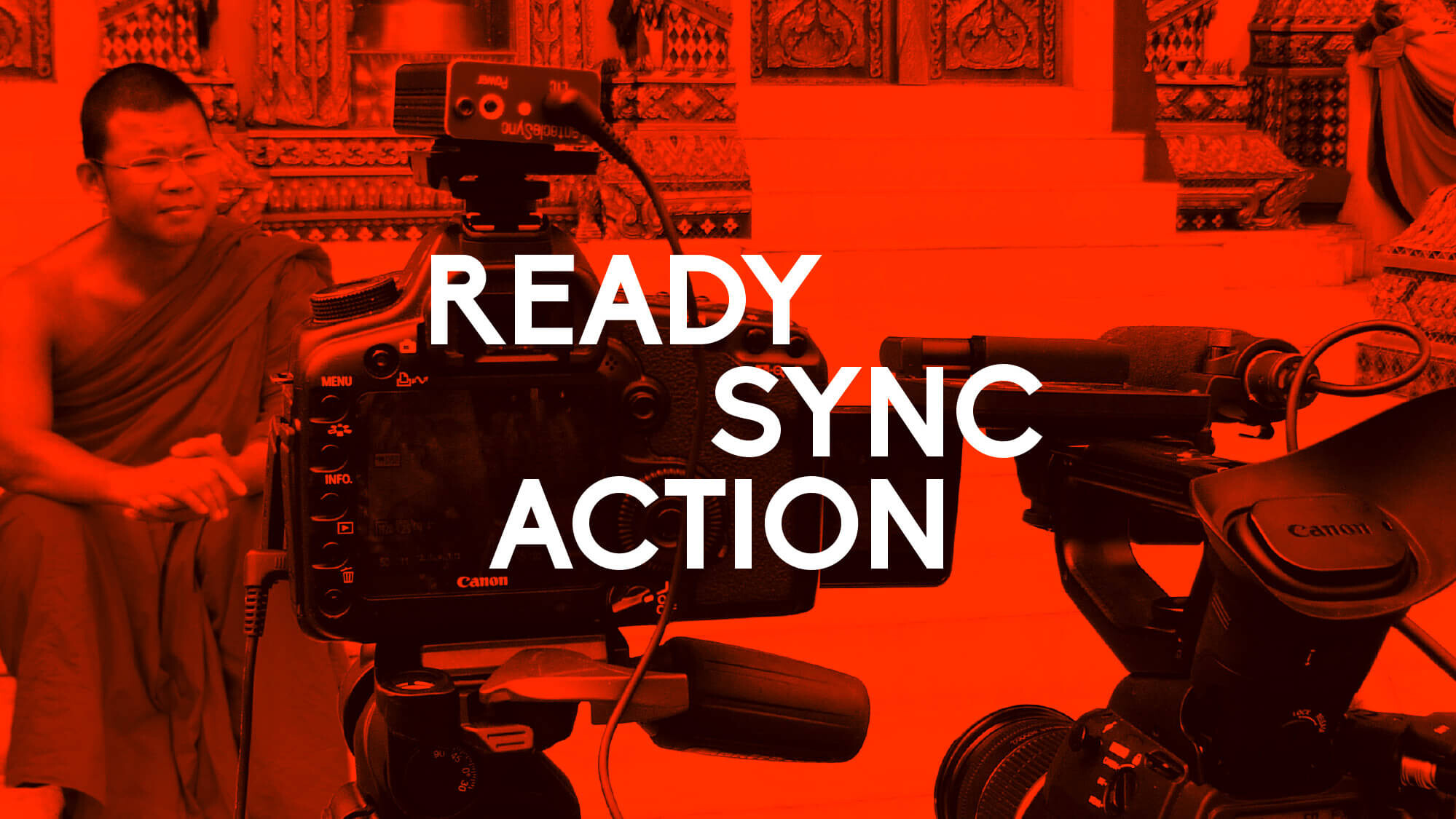 Ein Corporate Design-konform eingefärbtes Bild des Tentacle Sync-Geräts an einer DSLR mit der Beschriftung „Ready Sync Action“