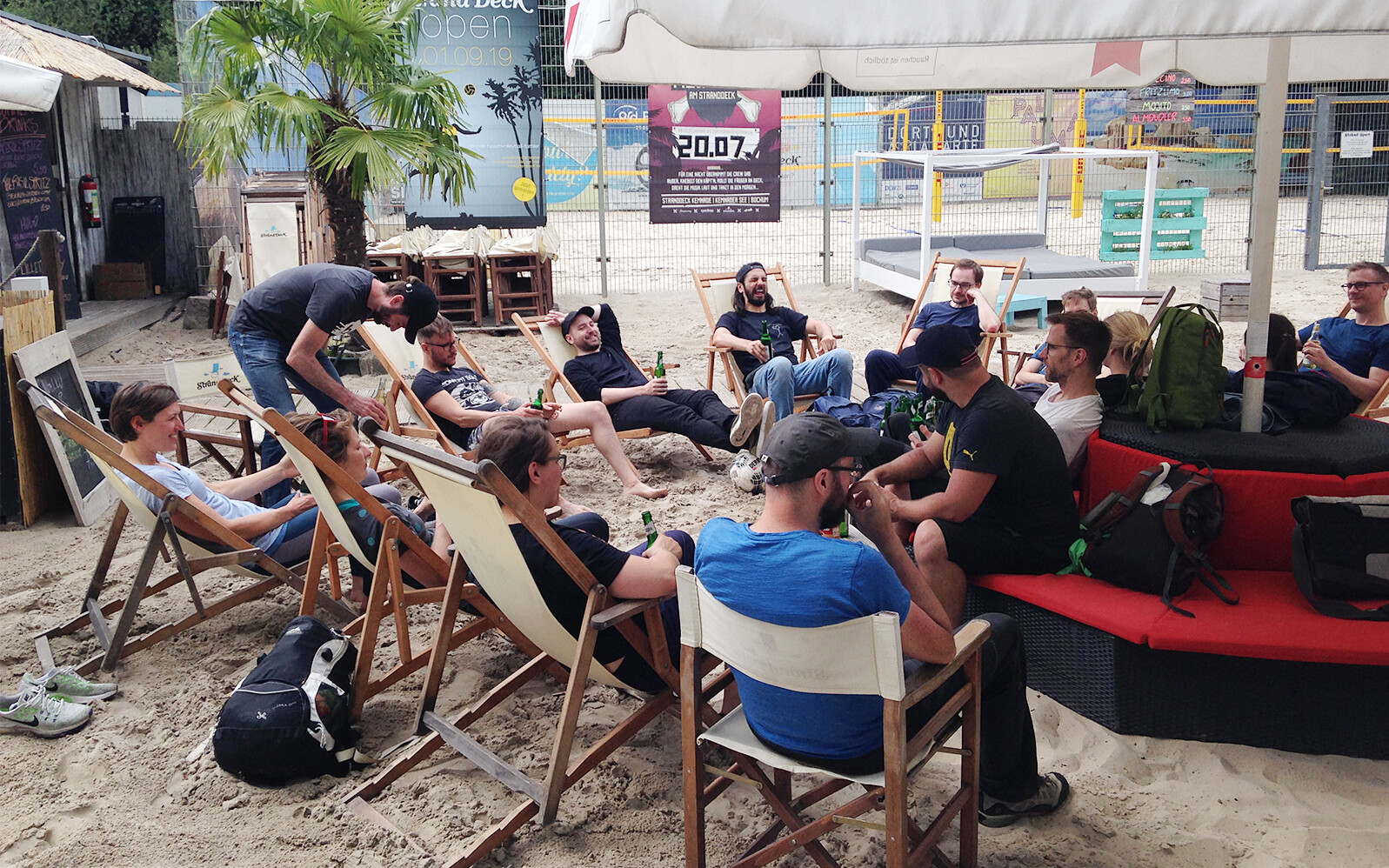 Betriebsausflug mit Bierchen in der Strandbar