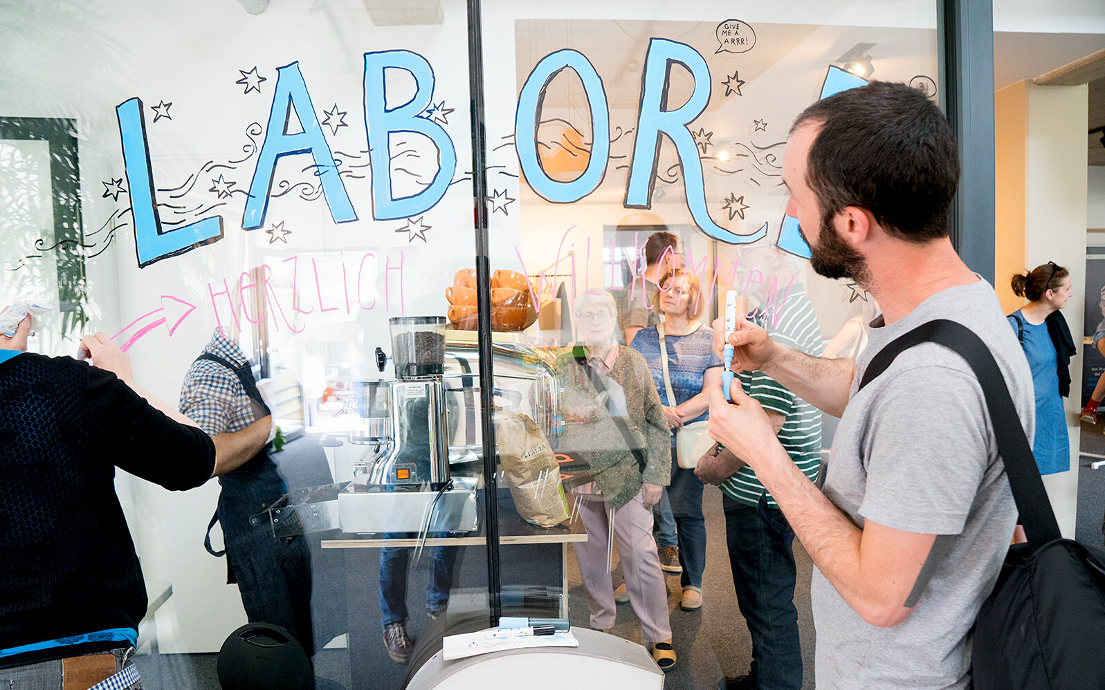 Live-Illustration während der labor b Büro-Eröffnung