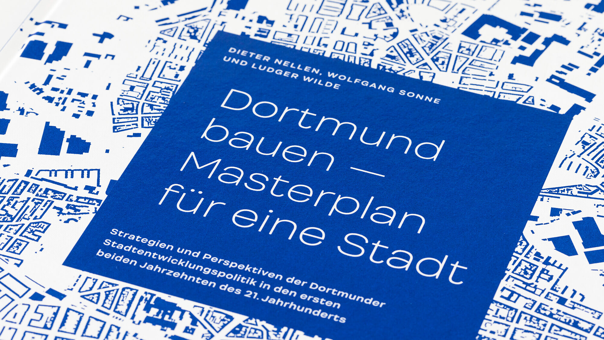 Detailaufnahme des blau-weißen Coverdesign von Dortmund bauen