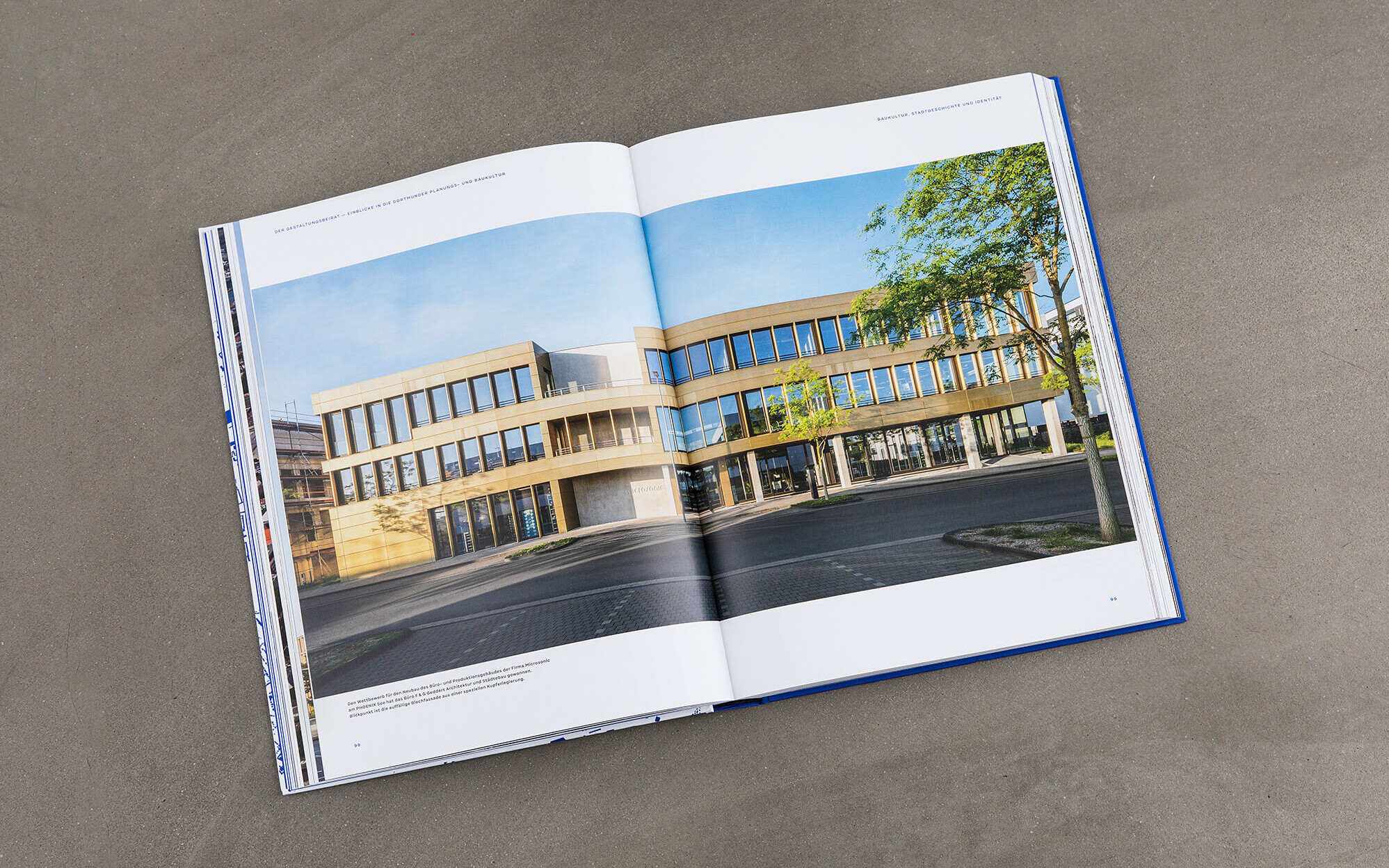 Doppelseite mit großem Bild aus dem Buch Dortmund bauen