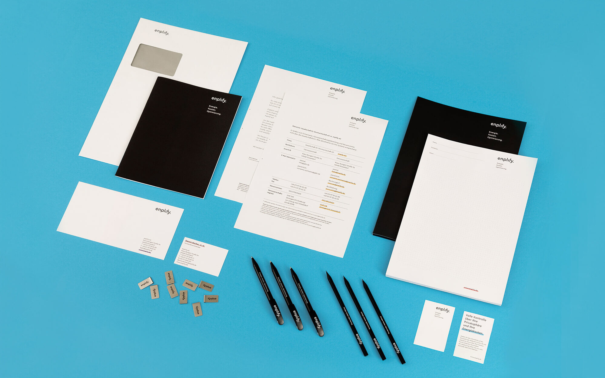 Die enplify Geschäftsausstattung umfasst u. a. Briefbögen, Umschläge, Notizblöcke und Schreibmaterialien