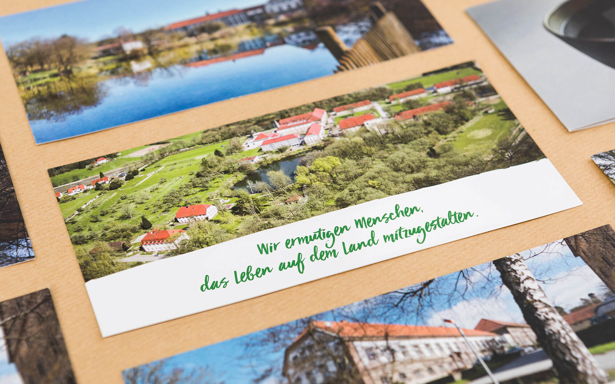 Detailaufnahme von Postkarten mit Luftaufnahmen der Katholischen Landvolkshochschule Hardehausen im Corporate Design