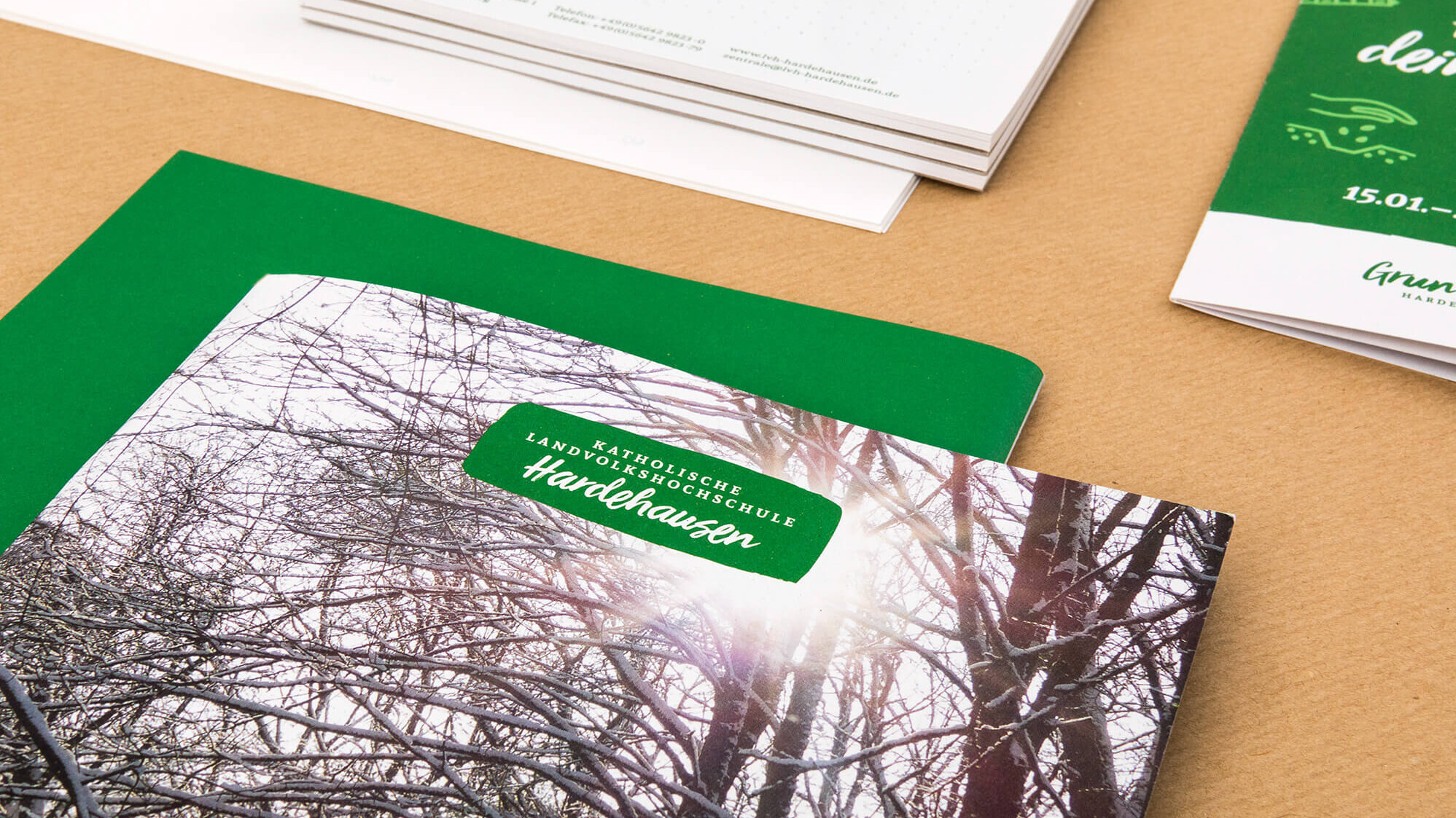 Mappen und Broschüren im neuen Corporate Design der Katholischen Landvolkshochschule Hardehausen