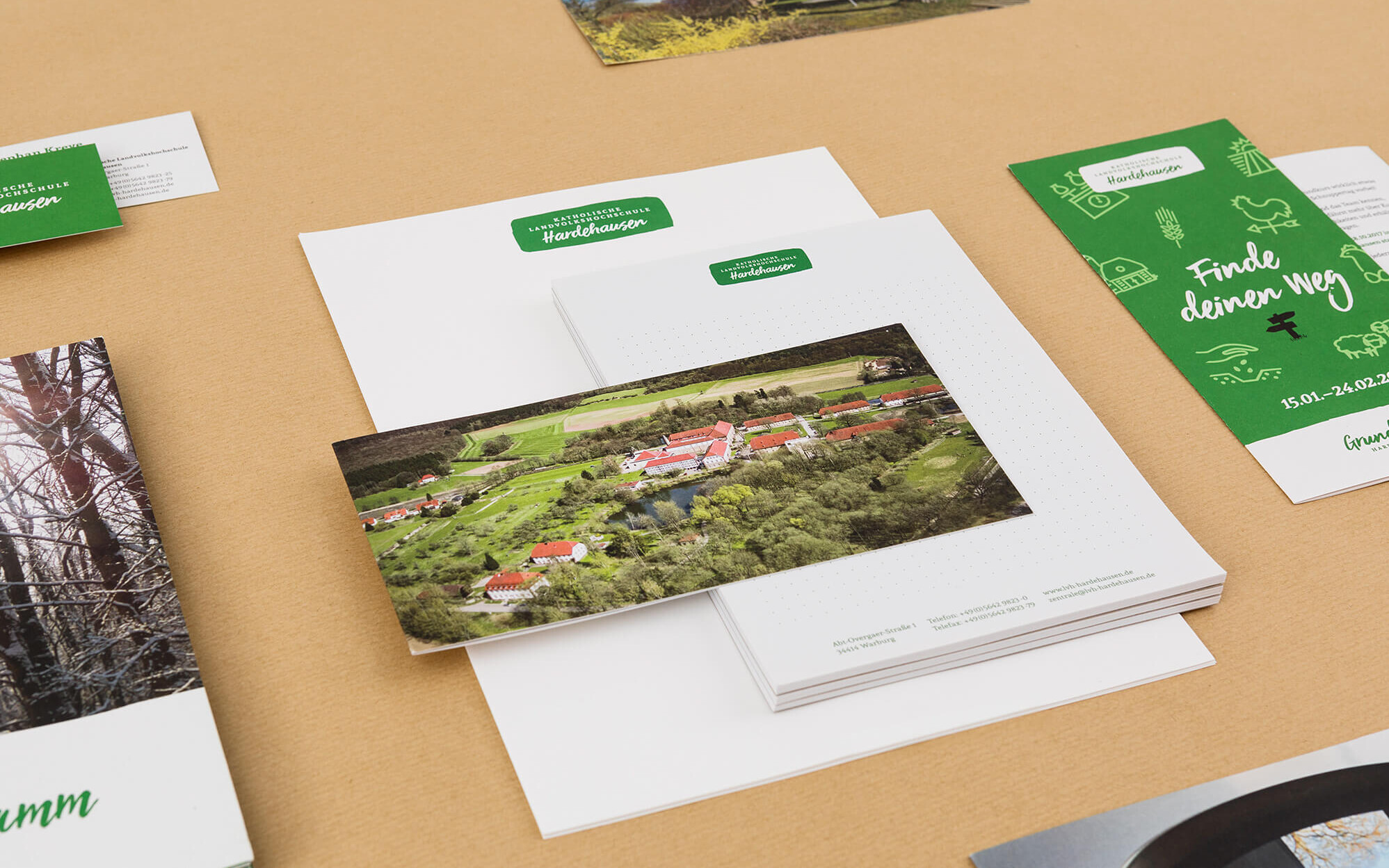 Luftaufnahmen, Icons und weitere Corporate Design Elemente im Einsatz auf Medien der Katholischen Landvolkshochschule Hardehausen
