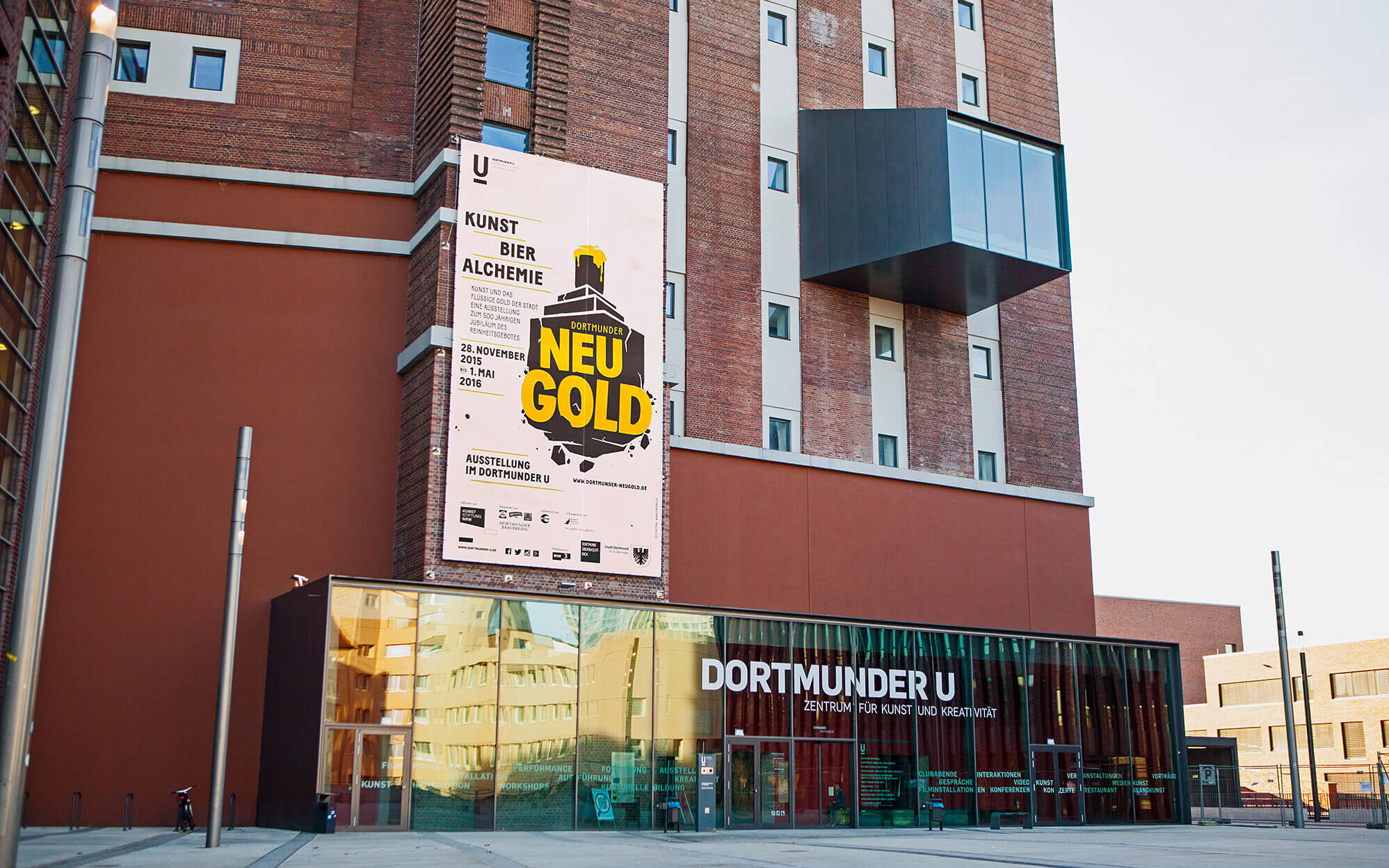 Außenaufnahme der Dortmunder U-Fassade mit riesigem Plakat für Dortmunder Neugold