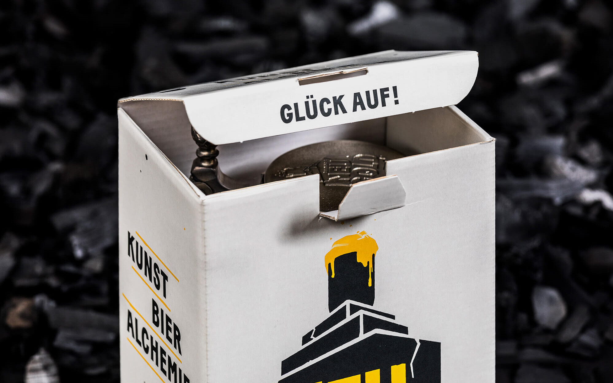 Detailaufnahme der Aufschrift „Glück auf!“ im Packaging für den Dortmunder Neugold Bierkrug