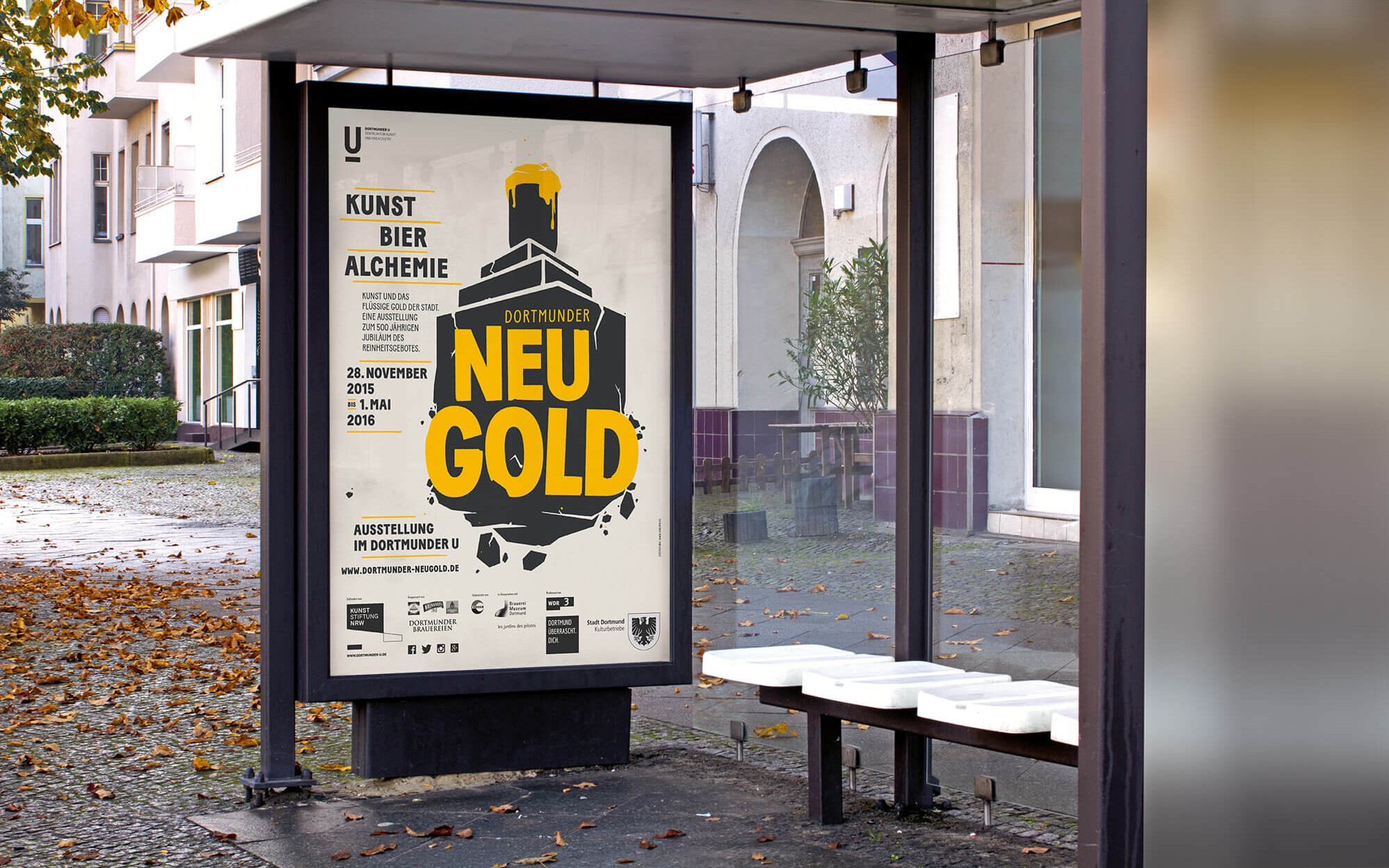 Bushaltestelle mit Plakat im Posterdesign für Dortmunder Neugold