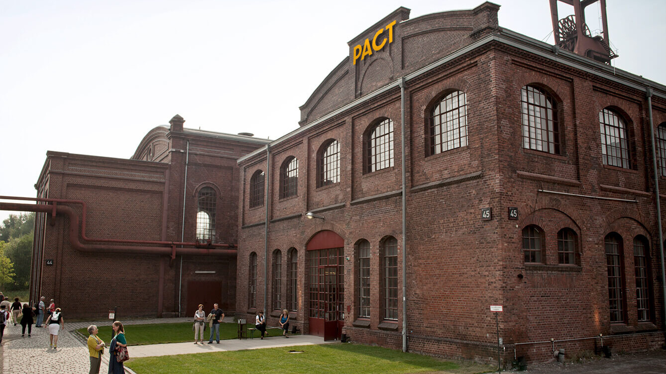 Außenaufnahme des PACT Zollverein-Gebäudes mit Logo-Signaletik