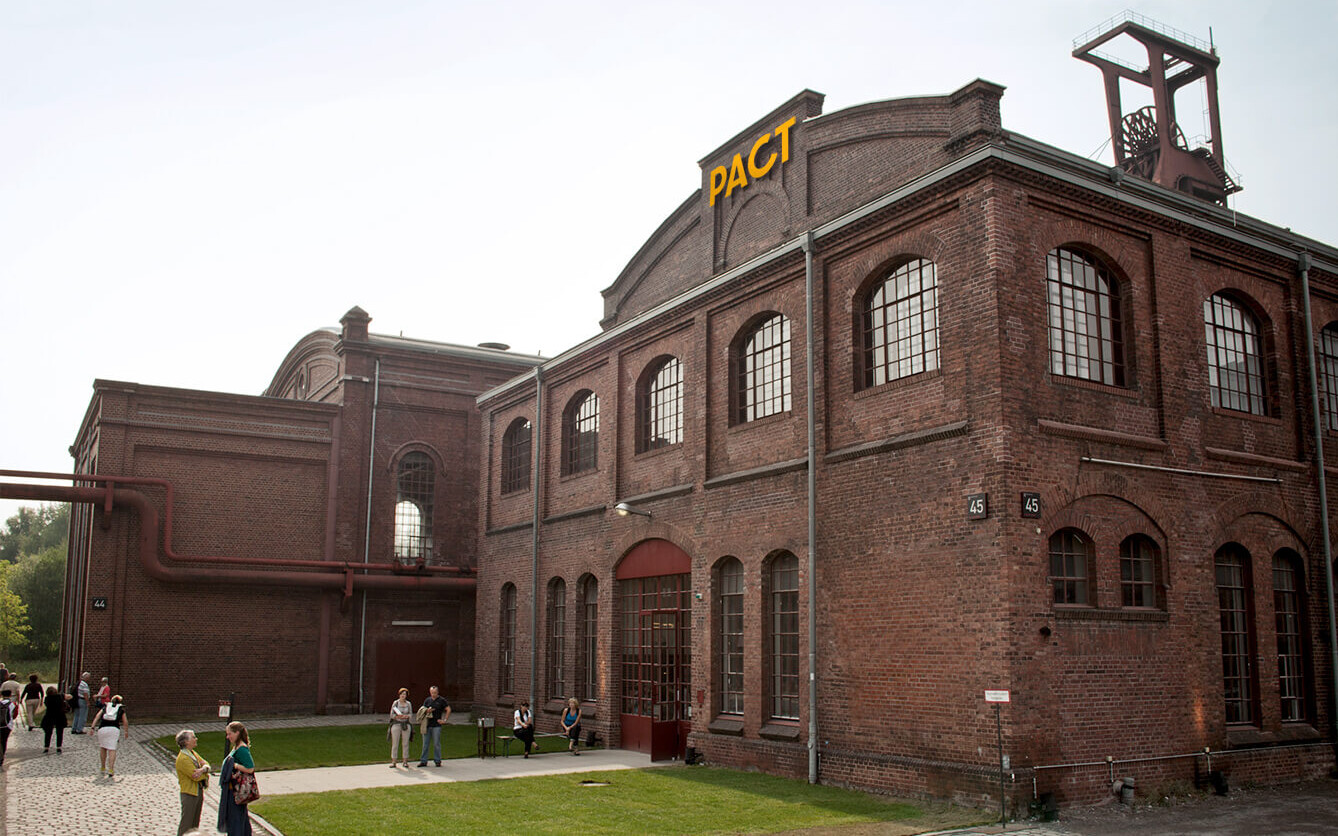 Außenansicht des Gebäudes mit dem neuen PACT Zollverein-Logo am Giebel