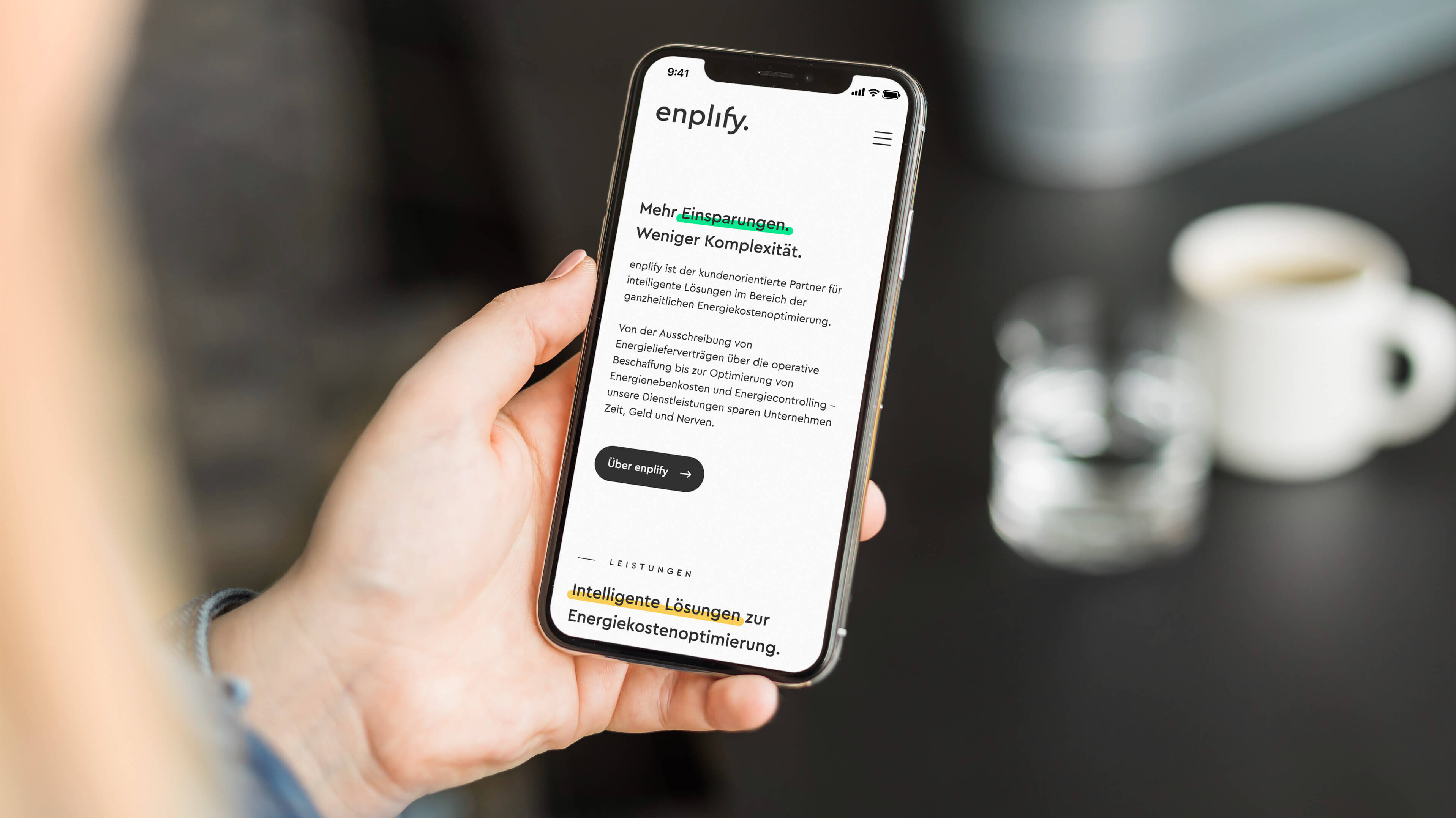 Die responsive Website von enplify auf einem Smartphone