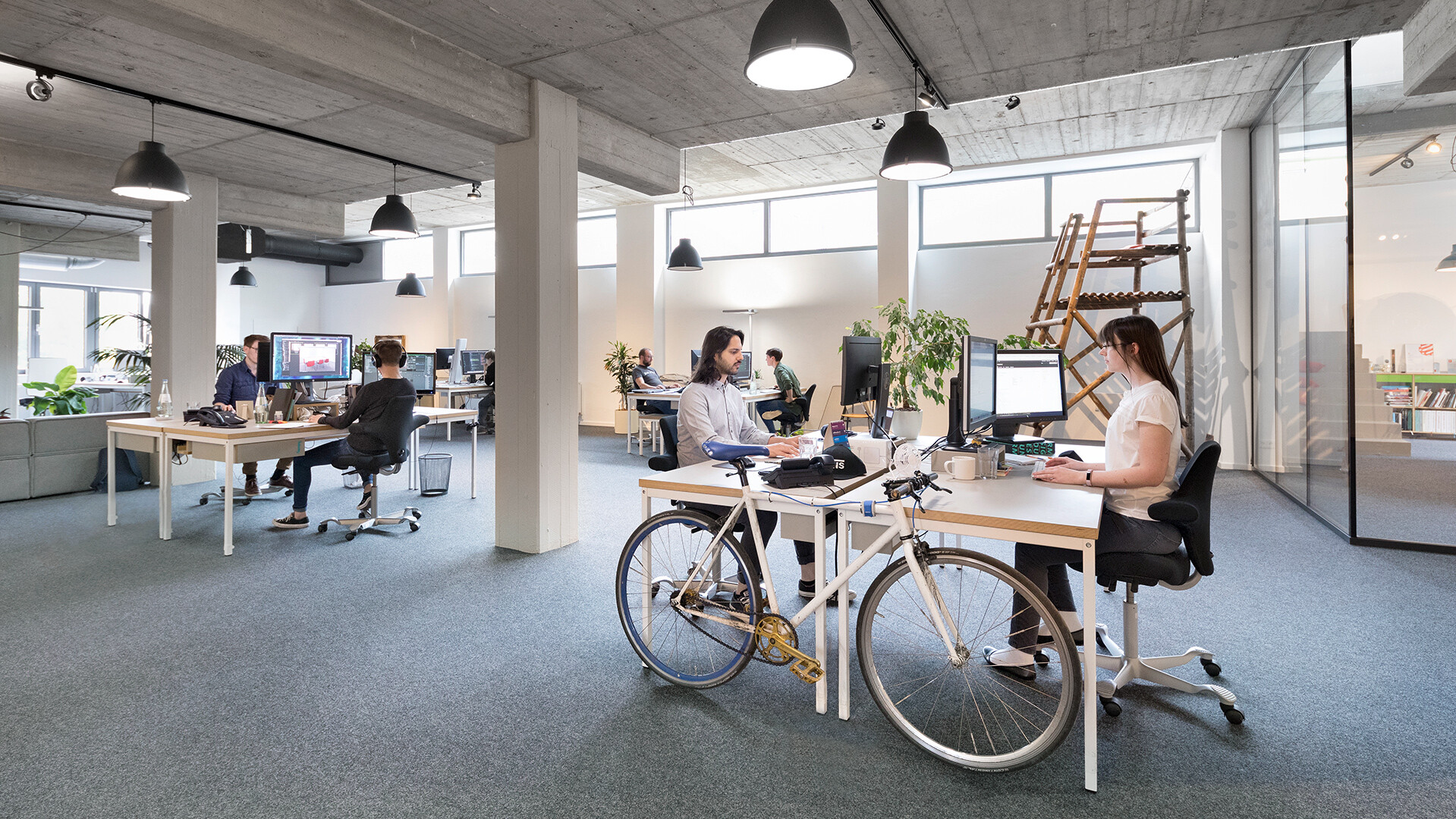 Mitglieder des labor b Agentur-Teams bei der Arbeit im Büro in der Dortmunder Innenstadt