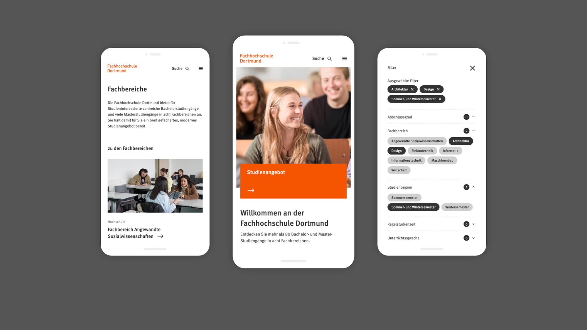Post-Its werden an einer Pinwand sortiert.