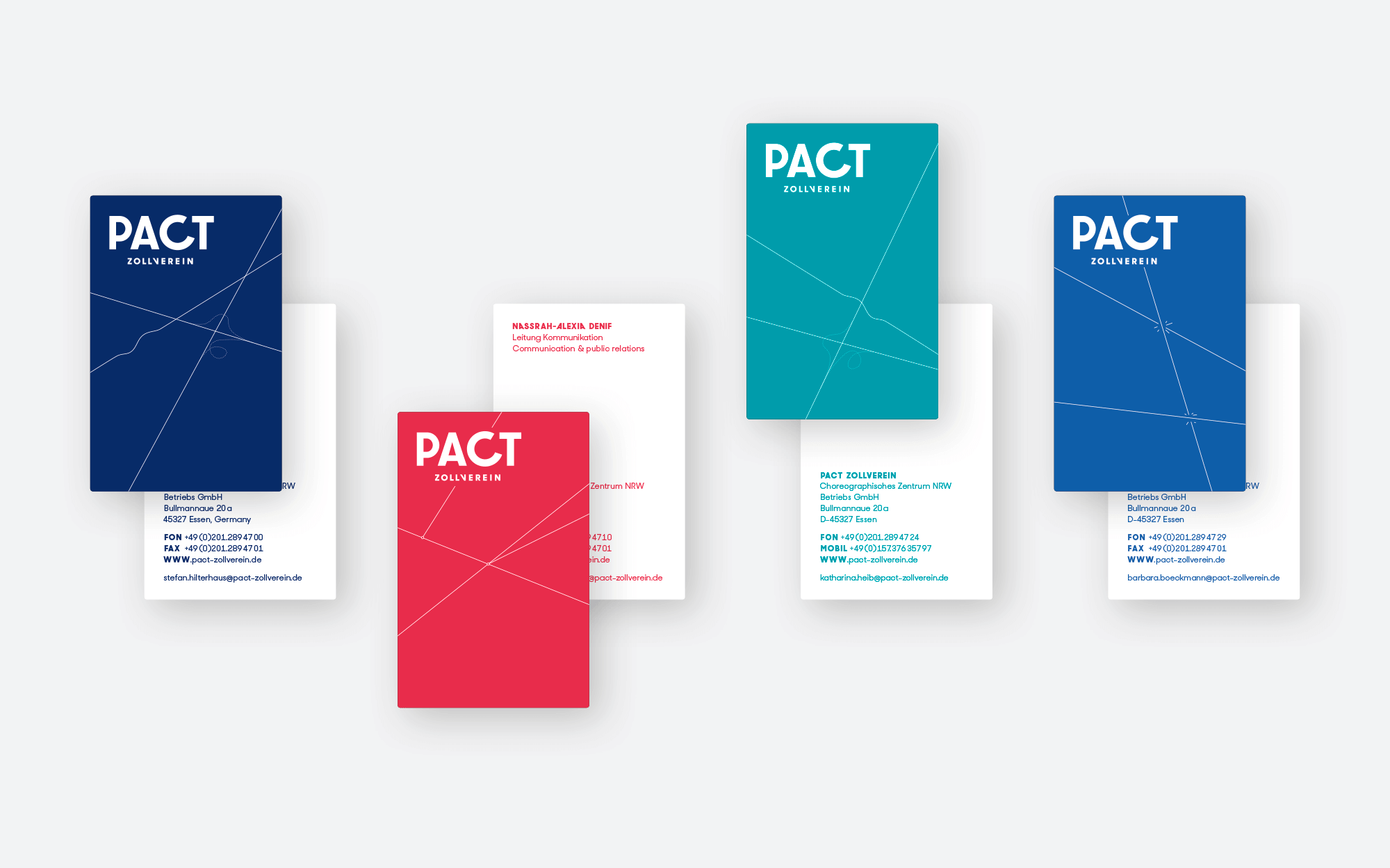 Anwendung des Corporate Redesigns auf Visitenkarten in verschiedenfarbigen Varianten